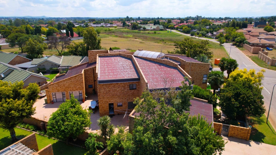 6 Bedroom Property for Sale in Van Der Hoff Park North West